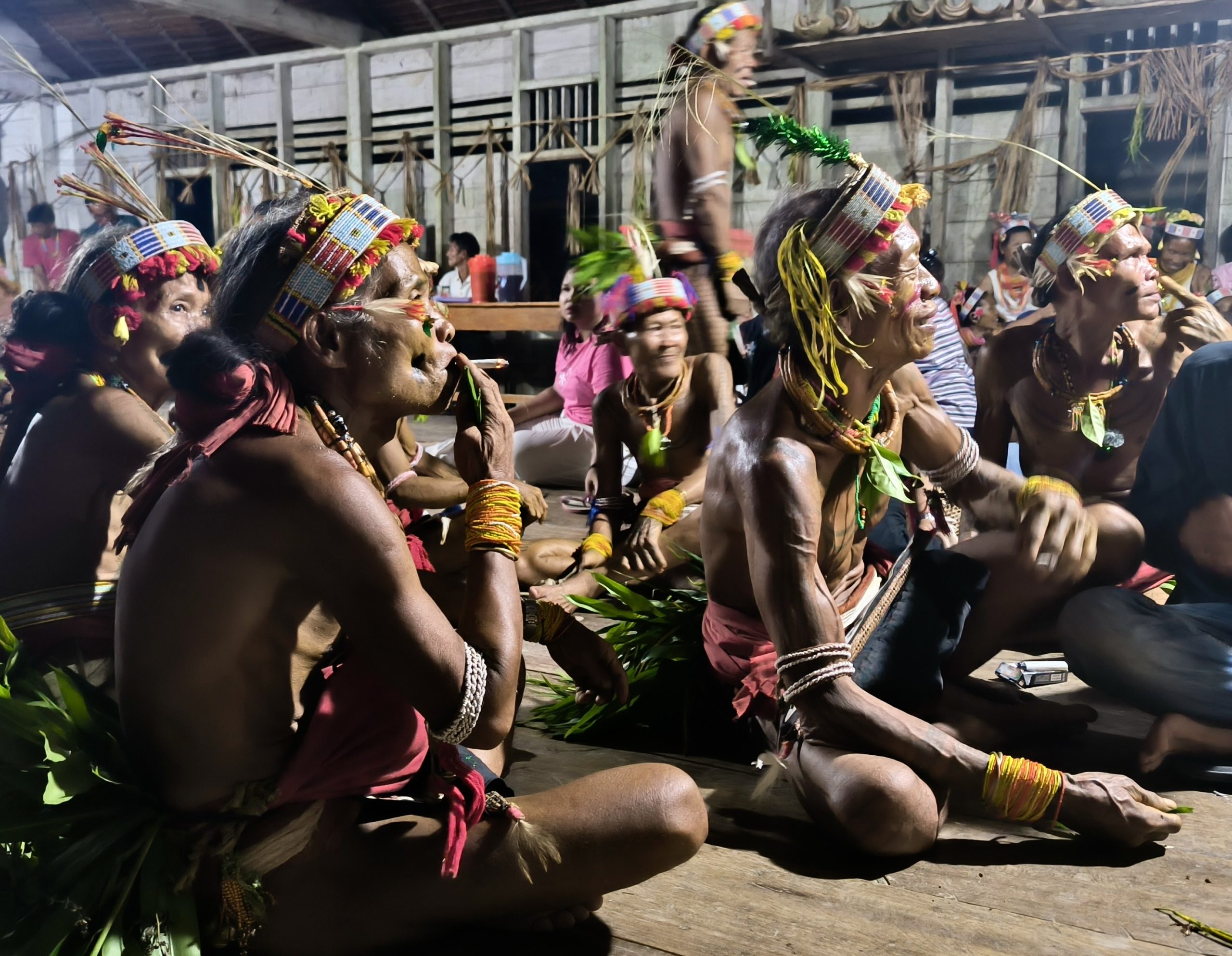 I sikerei riuniti durante una cerimonia. Siberut, Indonesia. Foto di Paolo Pecere.
