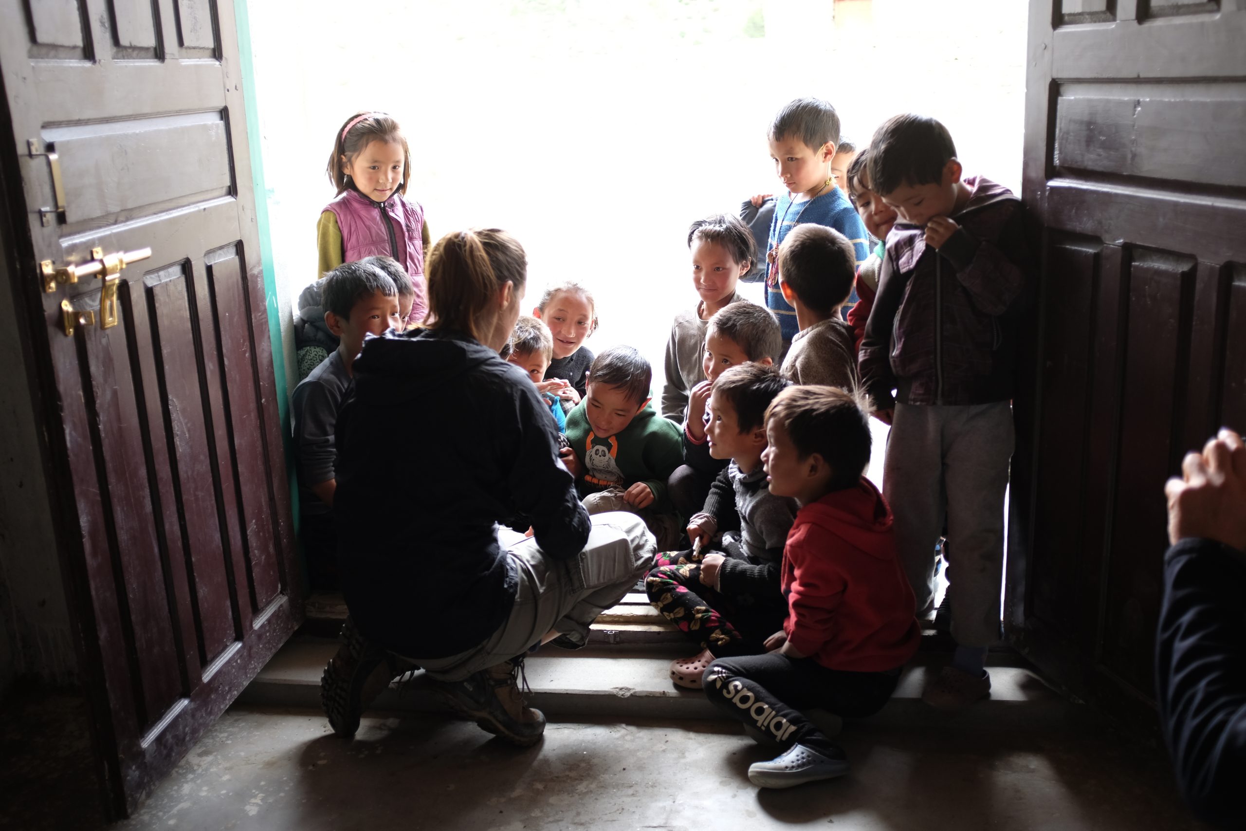 Gruppo di bambini alla scuola Ghami, progetto 8x1000