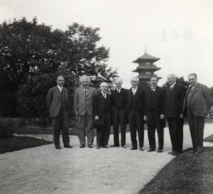 Nils Bohr e Albert Einstein a Laeken, Belgio, sotto la torre giapponese, 1932. Fonte Wikimedia Commons