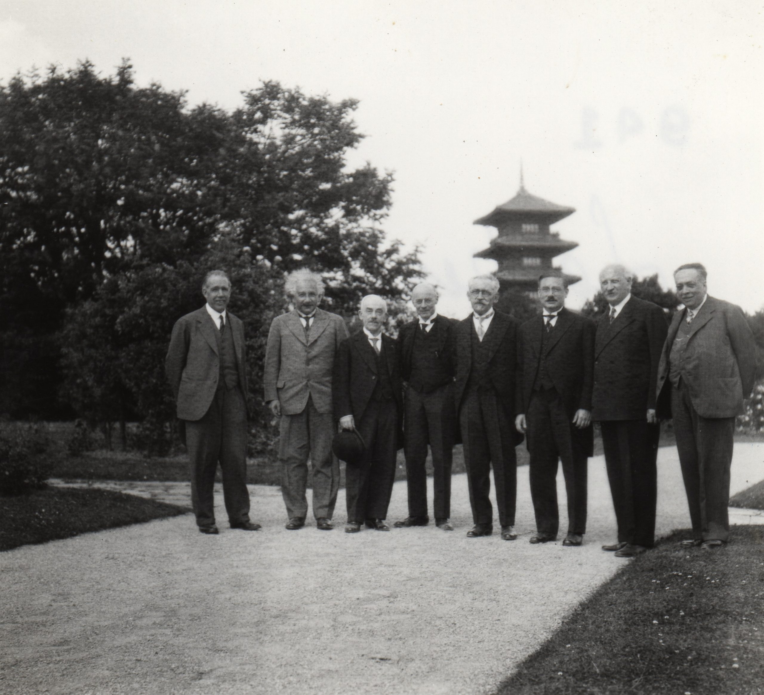 Nils Bohr e Albert Einstein a Laeken, Belgio, sotto la torre giapponese, 1932. Fonte Wikimedia Commons
