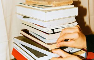 Pila di libri e mano, per articolo su gategate.it