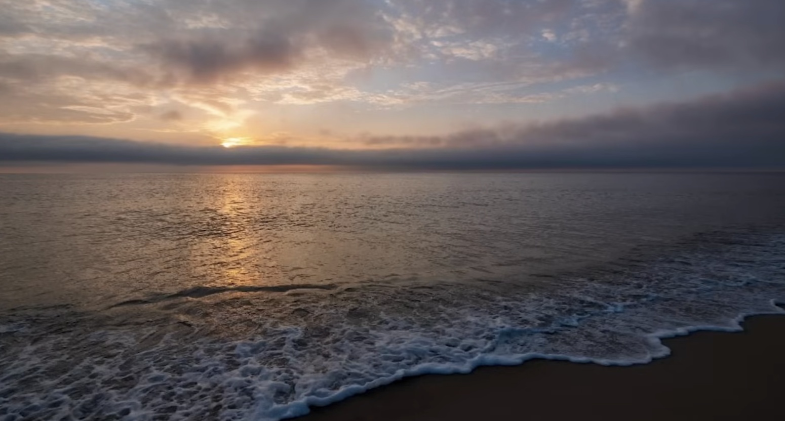 Un tramonto o un'alba sul mare calmo