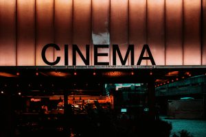 Insegna cinema di notte